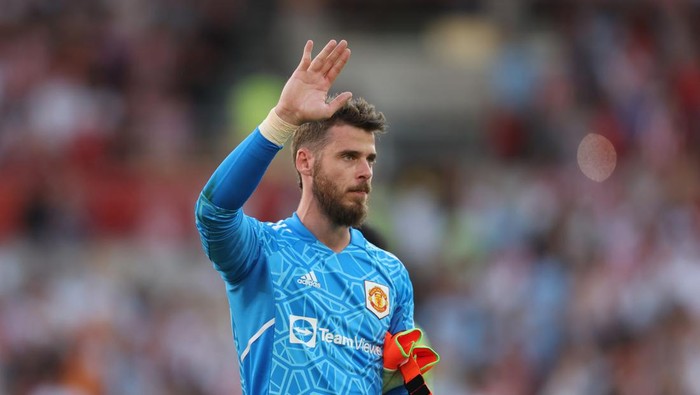 BRENTFORD, ENGLAND - AUGUST 13: David de Gea of Manchester United  acknowledges the fans following the Premier League match between Brentford FC and Manchester United at Brentford Community Stadium on August 13, 2022 in Brentford, England. (Photo by Catherine Ivill/Getty Images)