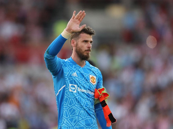 BRENTFORD, ENGLAND - AUGUST 13: David de Gea of Manchester United  acknowledges the fans following the Premier League match between Brentford FC and Manchester United at Brentford Community Stadium on August 13, 2022 in Brentford, England. (Photo by Catherine Ivill/Getty Images)