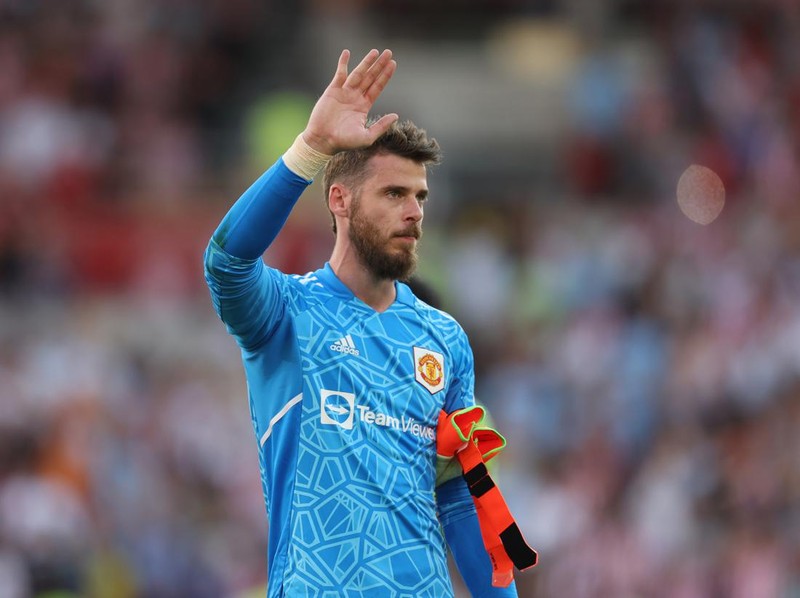 BRENTFORD, ENGLAND - AUGUST 13: David de Gea of Manchester United  acknowledges the fans following the Premier League match between Brentford FC and Manchester United at Brentford Community Stadium on August 13, 2022 in Brentford, England. (Photo by Catherine Ivill/Getty Images)