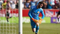 David De Gea memungut bola dari gawang untuk ketiga kalinya, kali ini oleh Ben Mee pada menit ke-30. (Foto: PA Images via Getty Images/John Walton - PA Images)