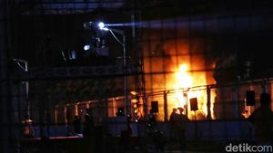 Detik-detik Mobil Hias Parade Jakarnaval Terbakar