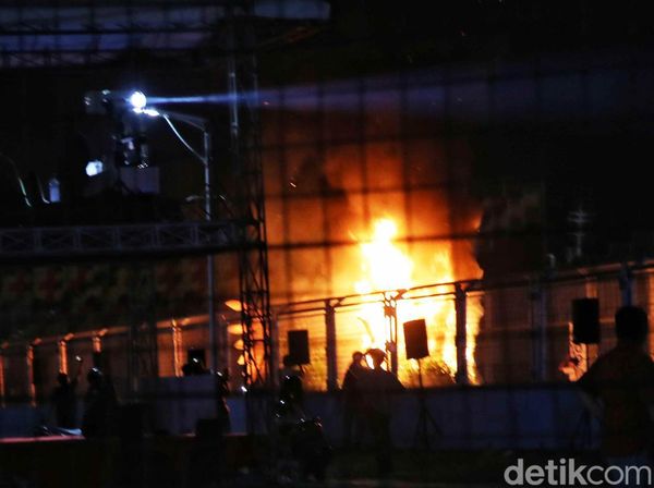 Detik-detik Mobil Hias Parade Jakarnaval Terbakar