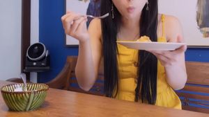 10 Momen Dita Karang Makan Kue Lupis dan Ngopi di Bali