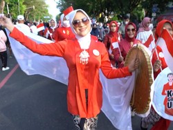 Emak-emak di Solo Meriahkan Parade Kebaya