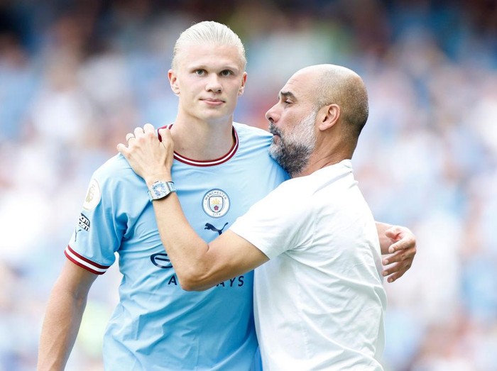 MANCHESTER, ENGLAND - AUGUST 13: Erling Haaland of Manchester City is challenged by Jefferson Lerma of AFC Bournemouth during the Premier League match between Manchester City and AFC Bournemouth at Etihad Stadium on August 13, 2022 in Manchester, England. (Photo by Alex Livesey/Getty Images)