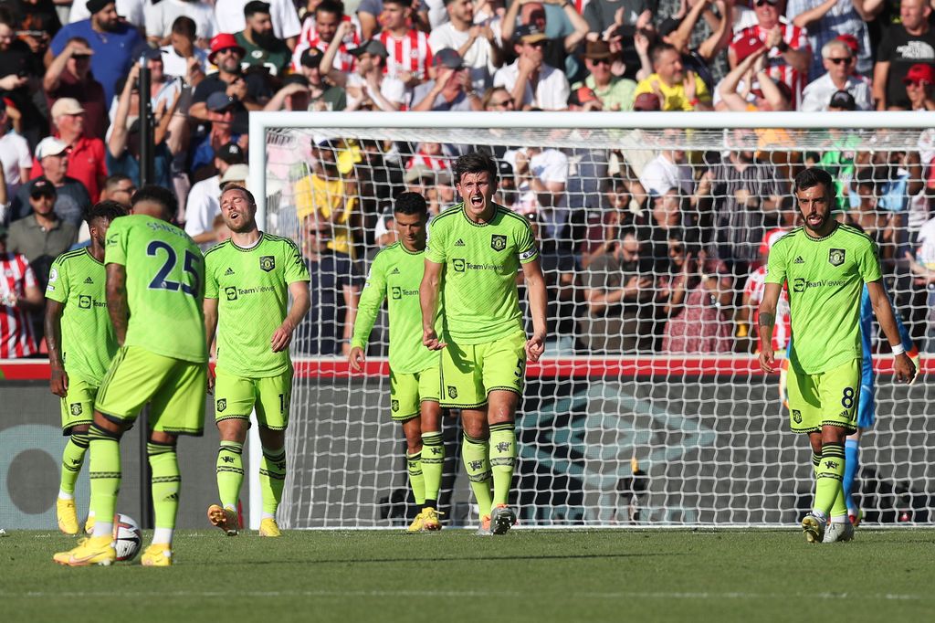 BRENTFORD, ENGLAND - AUGUST 13: Harry Maguire of Manchester United and his team mates look dejected after conceding a third goal during the Premier League match between Brentford FC and Manchester United at Brentford Community Stadium on August 13, 2022 in Brentford, United Kingdom. (Photo by Mark Leech/Offside/Offside via Getty Images)