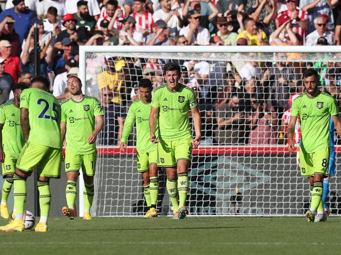 BRENTFORD, ENGLAND - AUGUST 13: Harry Maguire of Manchester United and his team mates look dejected after conceding a third goal during the Premier League match between Brentford FC and Manchester United at Brentford Community Stadium on August 13, 2022 in Brentford, United Kingdom. (Photo by Mark Leech/Offside/Offside via Getty Images)