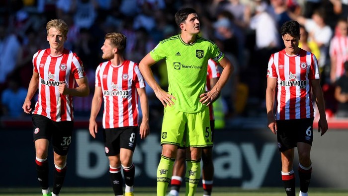 BRENTFORD, ENGLAND - AUGUST 13: Harry Maguire of Manchester United looks dejected during the Premier League match between Brentford FC and Manchester United at Brentford Community Stadium on August 13, 2022 in Brentford, England. (Photo by Shaun Botterill/Getty Images)