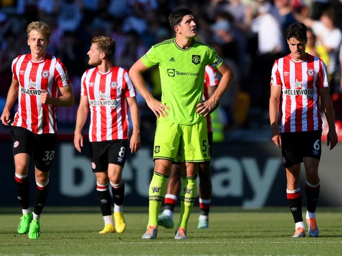 BRENTFORD, ENGLAND - AUGUST 13: Harry Maguire of Manchester United looks dejected during the Premier League match between Brentford FC and Manchester United at Brentford Community Stadium on August 13, 2022 in Brentford, England. (Photo by Shaun Botterill/Getty Images)