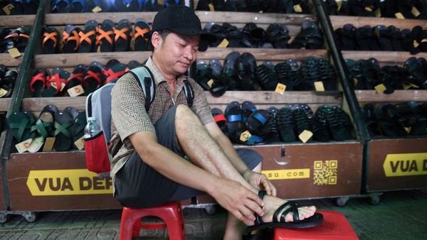 Ini Sandal Unik Vietnam yang Terbuat dari Barang Bekas Perang Dunia