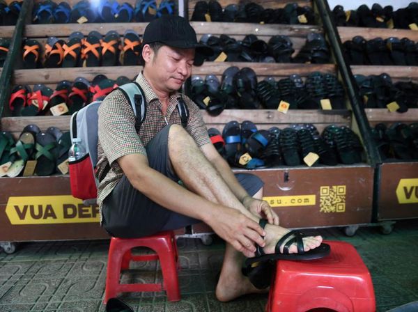 Ini Sandal Unik Vietnam yang Terbuat dari Barang Bekas Perang Dunia
