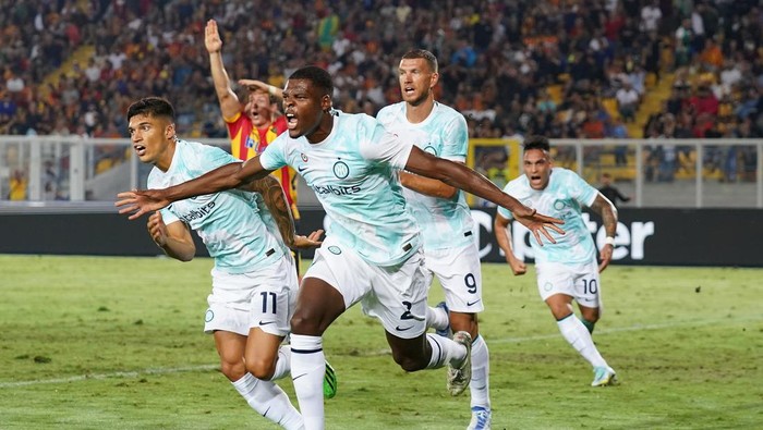 Players of Fc Internazionale Milano celebrate the goal during the  Serie A match between Us Lecce and Fc Internazionale on August 13, 2022 stadium Ettore Giardiniero Via del Mare in Lecce, Italy (Photo by Gabriele Maricchiolo/NurPhoto via Getty Images)
