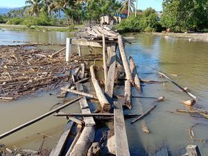 Jembatan Desa Bonda Mamuju Putus Diterjang Banjir, 4 Dusun Terisolir