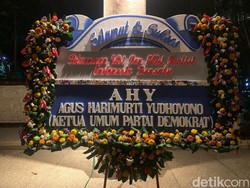 Karangan Bunga AHY Nongol Sendirian Saat KIB di Surabaya, Mau Gabung?