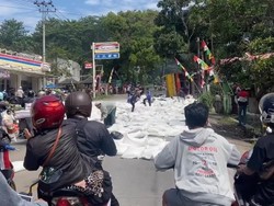 Kecelakaan di Jalur Tengkorak Cianjur, Jalan Tertutup Karung Terigu