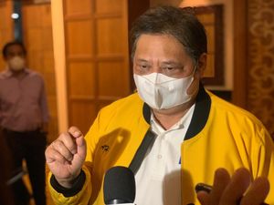 Poster Airlangga Capres 2024-Zaki Iskandar Cagub DKI di Acara Golkar