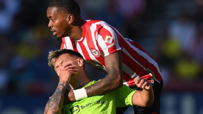 BRENTFORD, ENGLAND - AUGUST 13: Lisandro Martinez of Manchester United is challenged by Ivan Toney of Brentford during the Premier League match between Brentford FC and Manchester United at Brentford Community Stadium on August 13, 2022 in Brentford, England. (Photo by Shaun Botterill/Getty Images)