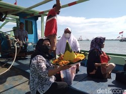 Melihat Keseruan Lomba Hias-Balap Perahu di Gresik dan Pasuruan