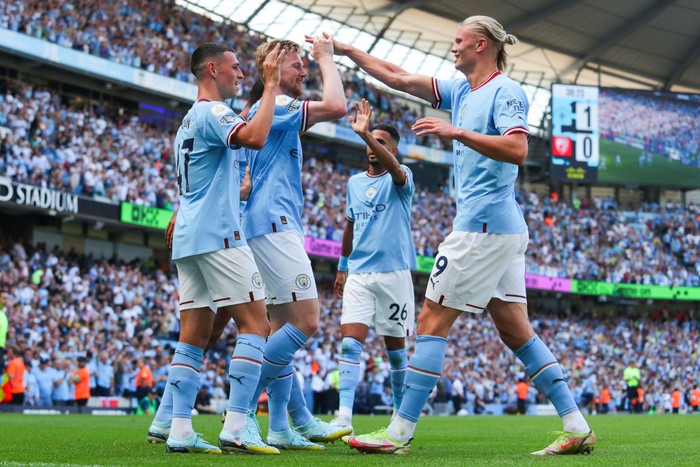 MANCHESTER, ENGLAND - AUGUST 13: Kevin De Bruyne of Manchester City celebrates after scoring his side's second goal during the Premier League match between Manchester City and AFC Bournemouth at Etihad Stadium on August 13, 2022 in Manchester, England. (Photo by James Gill - Danehouse/Getty Images)