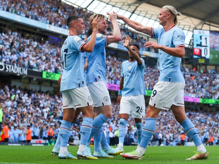 MANCHESTER, ENGLAND - AUGUST 13: Kevin De Bruyne of Manchester City celebrates after scoring his side's second goal during the Premier League match between Manchester City and AFC Bournemouth at Etihad Stadium on August 13, 2022 in Manchester, England. (Photo by James Gill - Danehouse/Getty Images)