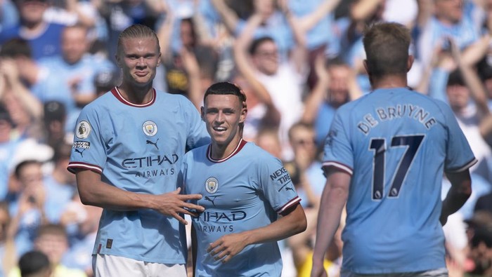 MANCHESTER, ENGLAND - AUGUST 13: Phil Foden of Manchester City celebrates scoring with team mates Erling Haaland and Kevin De Bruyne during the Premier League match between Manchester City and AFC Bournemouth at Etihad Stadium on August 13, 2022 in Manchester, United Kingdom. (Photo by Joe Prior/Visionhaus via Getty Images)