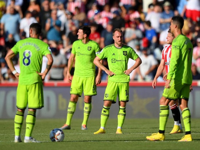 BRENTFORD, ENGLAND - AUGUST 13: Christian Eriksen of Manchester United looks dejected during the Premier League match between Brentford FC and Manchester United at Brentford Community Stadium on August 13, 2022 in Brentford, England. (Photo by Shaun Botterill/Getty Images)