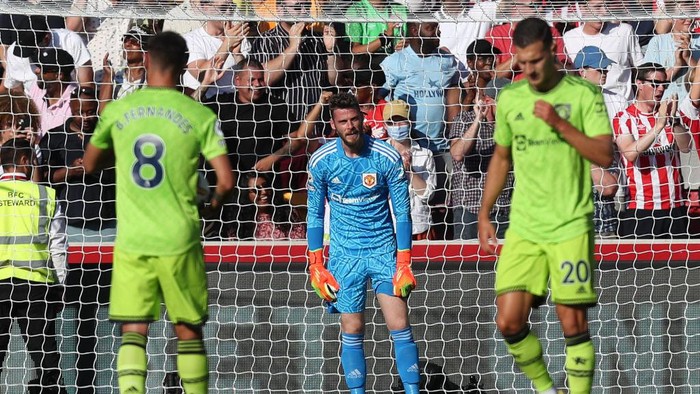BRENTFORD, ENGLAND - AUGUST 13: David De Gea of Manchester United looks dejected after conceding their first goal during the Premier League match between Brentford FC and Manchester United at Brentford Community Stadium on August 13, 2022 in Brentford, United Kingdom. (Photo by Mark Leech/Offside/Offside via Getty Images)