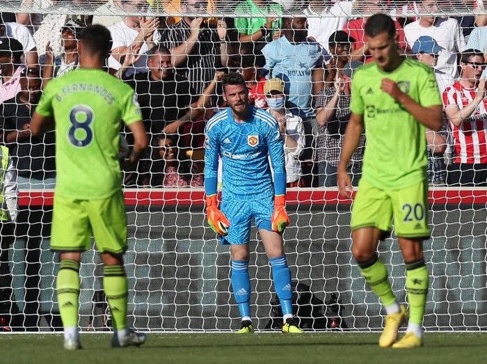 BRENTFORD, ENGLAND - AUGUST 13: David De Gea of Manchester United looks dejected after conceding their first goal during the Premier League match between Brentford FC and Manchester United at Brentford Community Stadium on August 13, 2022 in Brentford, United Kingdom. (Photo by Mark Leech/Offside/Offside via Getty Images)