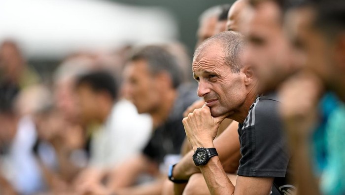 VILLAR PEROSA, ITALY - AUGUST 04: head coach of Juventus Massimiliano Allegri looks on during the Pre-Season Friendly between Juventus vs Juventus B on August 04, 2022 in Villar Perosa, Italy. (Photo by Daniele Badolato - Juventus FC/Juventus FC via Getty Images)