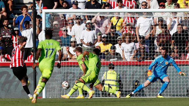 Brentford's Danish midfielder Mathias Jensen (L) shoots to score their second goal during the English Premier League football match between Brentford and Manchester United at Brentford Community Stadium in London on August 13, 2022. - - RESTRICTED TO EDITORIAL USE. No use with unauthorized audio, video, data, fixture lists, club/league logos or 'live' services. Online in-match use limited to 120 images. An additional 40 images may be used in extra time. No video emulation. Social media in-match use limited to 120 images. An additional 40 images may be used in extra time. No use in betting publications, games or single club/league/player publications. (Photo by Ian Kington / AFP) / RESTRICTED TO EDITORIAL USE. No use with unauthorized audio, video, data, fixture lists, club/league logos or 'live' services. Online in-match use limited to 120 images. An additional 40 images may be used in extra time. No video emulation. Social media in-match use limited to 120 images. An additional 40 images may be used in extra time. No use in betting publications, games or single club/league/player publications. / RESTRICTED TO EDITORIAL USE. No use with unauthorized audio, video, data, fixture lists, club/league logos or 'live' services. Online in-match use limited to 120 images. An additional 40 images may be used in extra time. No video emulation. Social media in-match use limited to 120 images. An additional 40 images may be used in extra time. No use in betting publications, games or single club/league/player publications. (Photo by IAN KINGTON/AFP via Getty Images)