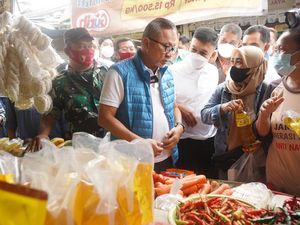 Tinjau Harga di Pasar Dukuh Kupang, Zulkifli Hasan: Rata-rata Stabil