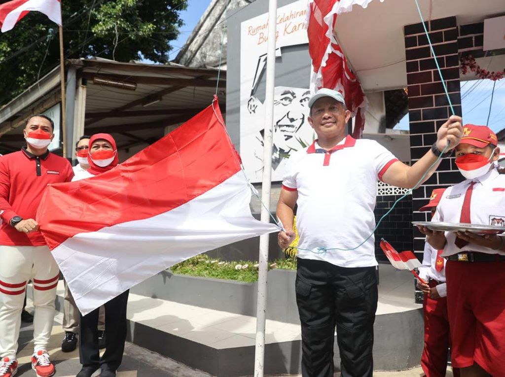 Mendagri-Khofifah Galakkan Gerakan Berbagi 10 Juta Bendera di HUT Ke-77 RI
