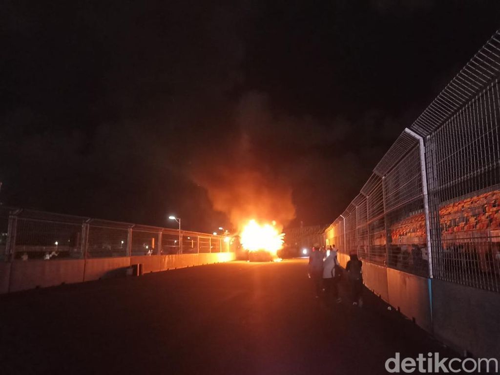 Satu Mobil Hias Parade Jakarnaval Terbakar di Sirkuit Formula E