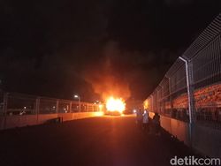 Satu Mobil Hias Parade Jakarnaval Terbakar di Sirkuit Formula E Satu Mobil Hias Parade Jakarnaval Terbakar di Sirkuit Formula E