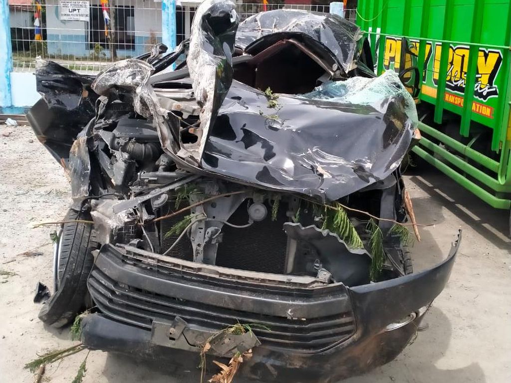 Potret Kondisi Mobil Masuk Jurang di Taput yang Tewaskan 4 Orang Potret Kondisi Mobil Masuk Jurang di Taput yang Tewaskan 4 Orang