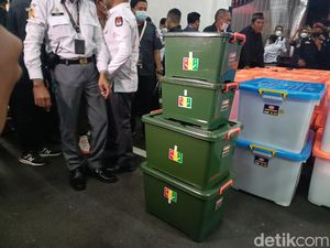 Dua Parpol Ini Bawa Puluhan Kontainer Dokumen Pendaftaran ke KPU