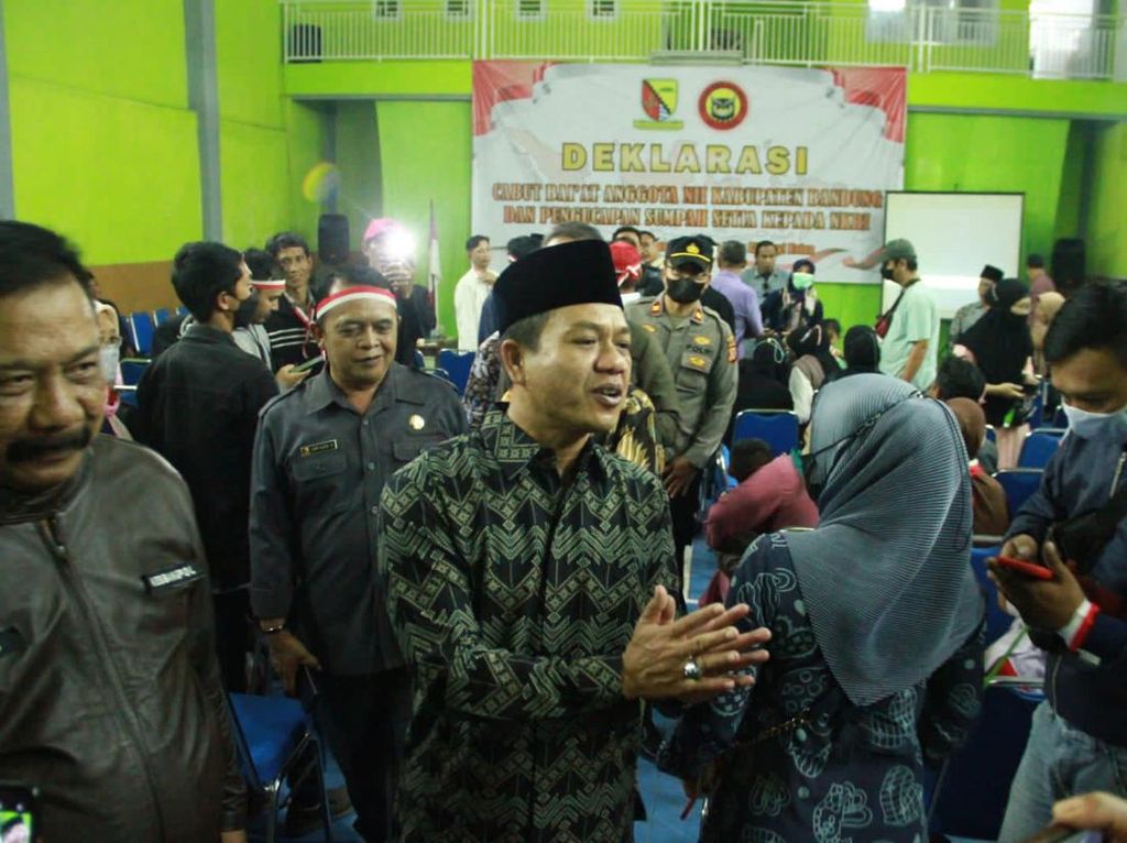 Bupati Bandung Hadiri Deklarasi Sumpah Setia Eks NII ke NKRI Bupati Bandung Hadiri Deklarasi Sumpah Setia Eks NII ke NKRI