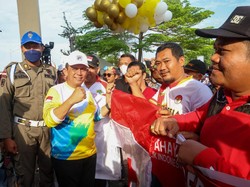 Gubernur Kepulauan Riau Bagikan 2.000 Bendera Merah Putih di Karimun