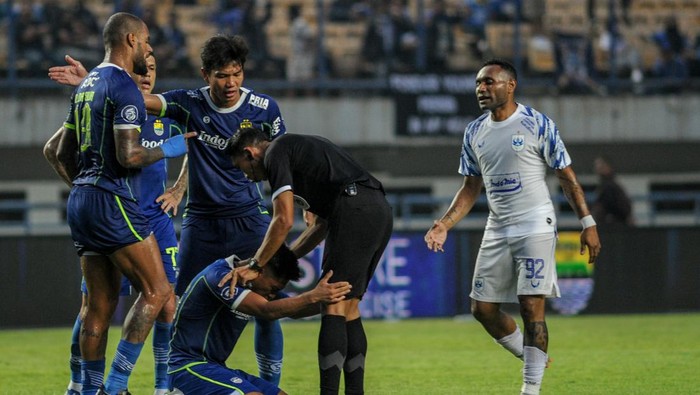 Pesepak bola Persib Bandung melakukan protes kepada wasit saat berlaga melawan PSIS Semarang pada pertandingan BRI Liga 1 di Stadion Gelora Bandung Lautan Api, Bandung, Jawa Barat, Sabtu (13/8/2022). Pertandingan tersebut dimenangkan oleh Persib Bandung dengan skor 2-1. ANTARA FOTO/Raisan Al Farisi/aww.