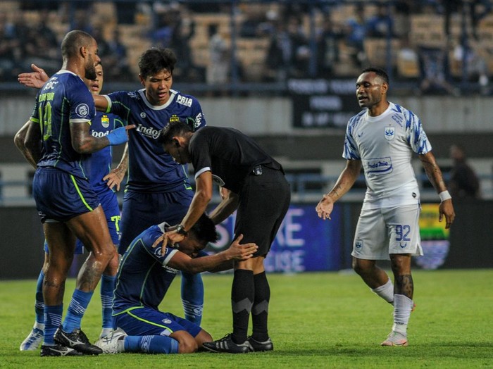 Pesepak bola Persib Bandung melakukan protes kepada wasit saat berlaga melawan PSIS Semarang pada pertandingan BRI Liga 1 di Stadion Gelora Bandung Lautan Api, Bandung, Jawa Barat, Sabtu (13/8/2022). Pertandingan tersebut dimenangkan oleh Persib Bandung dengan skor 2-1. ANTARA FOTO/Raisan Al Farisi/aww.