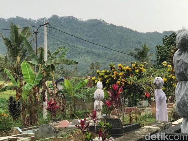 Sambut HUT RI dengan Cara Tak Biasa di Sukabumi, Pakai Pocong!