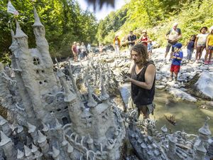 Potret Seniman Swiss Bikin Kastil dari Tanah Sungai yang Kering