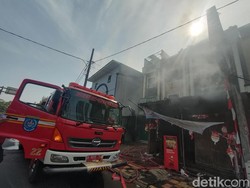 Ruko Peralatan Dekorasi 3 Lantai di Jalan Margonda Depok Terbakar
