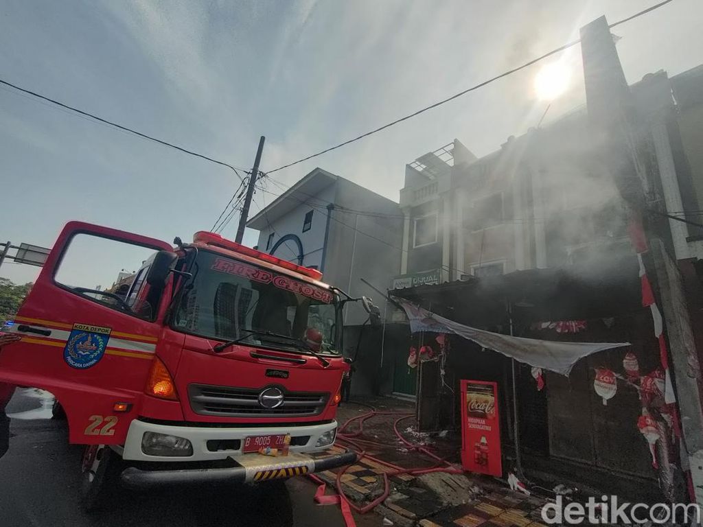 Ruko Peralatan Dekorasi 3 Lantai di Jalan Margonda Depok Terbakar