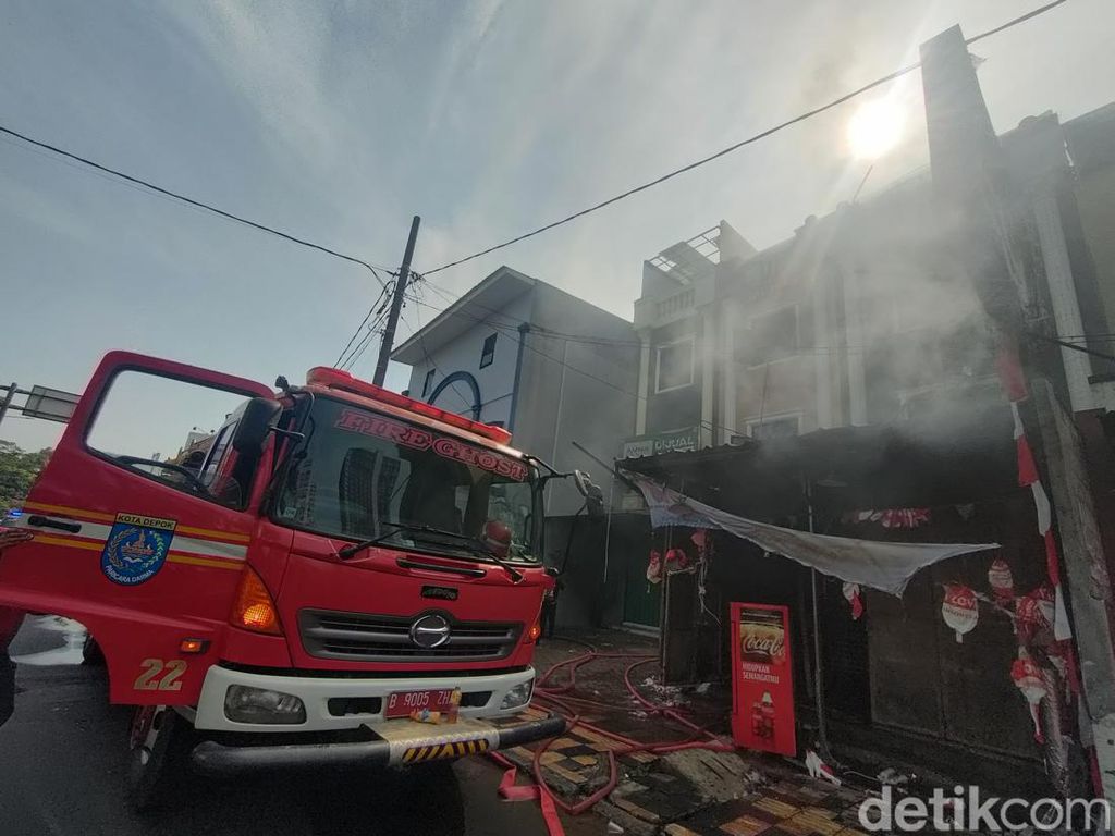 Ruko Peralatan Dekorasi 3 Lantai di Jalan Margonda Depok Terbakar Ruko Peralatan Dekorasi 3 Lantai di Jalan Margonda Depok Terbakar