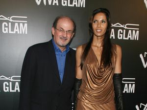 8 Potret Padma Lakshmi, Model dan Chef yang Jadi Istri Ke-4 Salman Rushdie 8 Potret Padma Lakshmi, Model dan Chef yang Jadi Istri Ke-4 Salman Rushdie