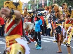 Gembiranya Istri Ganjar Ikut Main Kuda Lumping di CFD Simpang Lima