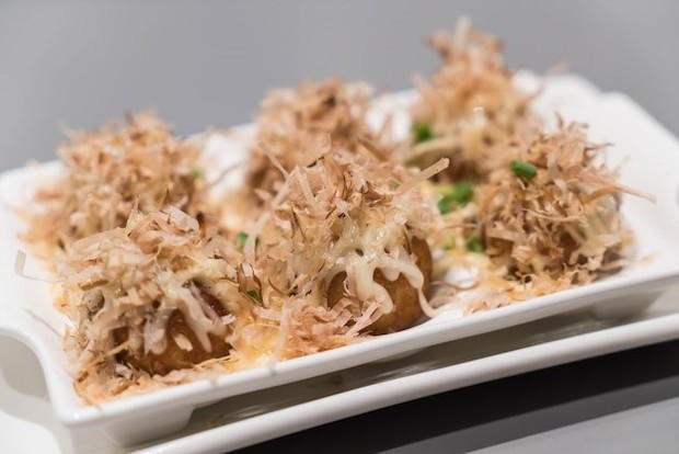 Takoyaki merupakan makanan berbahan tepung dengan isian gurita