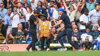 Tuchel kemudian membalas kelakuan Conte itu saat Chelsea kembali memimpin lewat gol Reece James. Conte tertunduk melihat situasi itu. (Foto: Getty Images/Robin Jones)