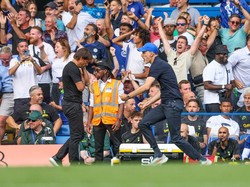 Tuchel kemudian membalas kelakuan Conte itu saat Chelsea kembali memimpin lewat gol Reece James. Conte tertunduk melihat situasi itu. (Foto: Getty Images/Robin Jones)
